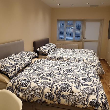 London Luxury Apartments 3 Bedroom Sleeps 8 With 3 Bathrooms 4 Mins Walk To Tube Free Parking イルフォード エクステリア 写真