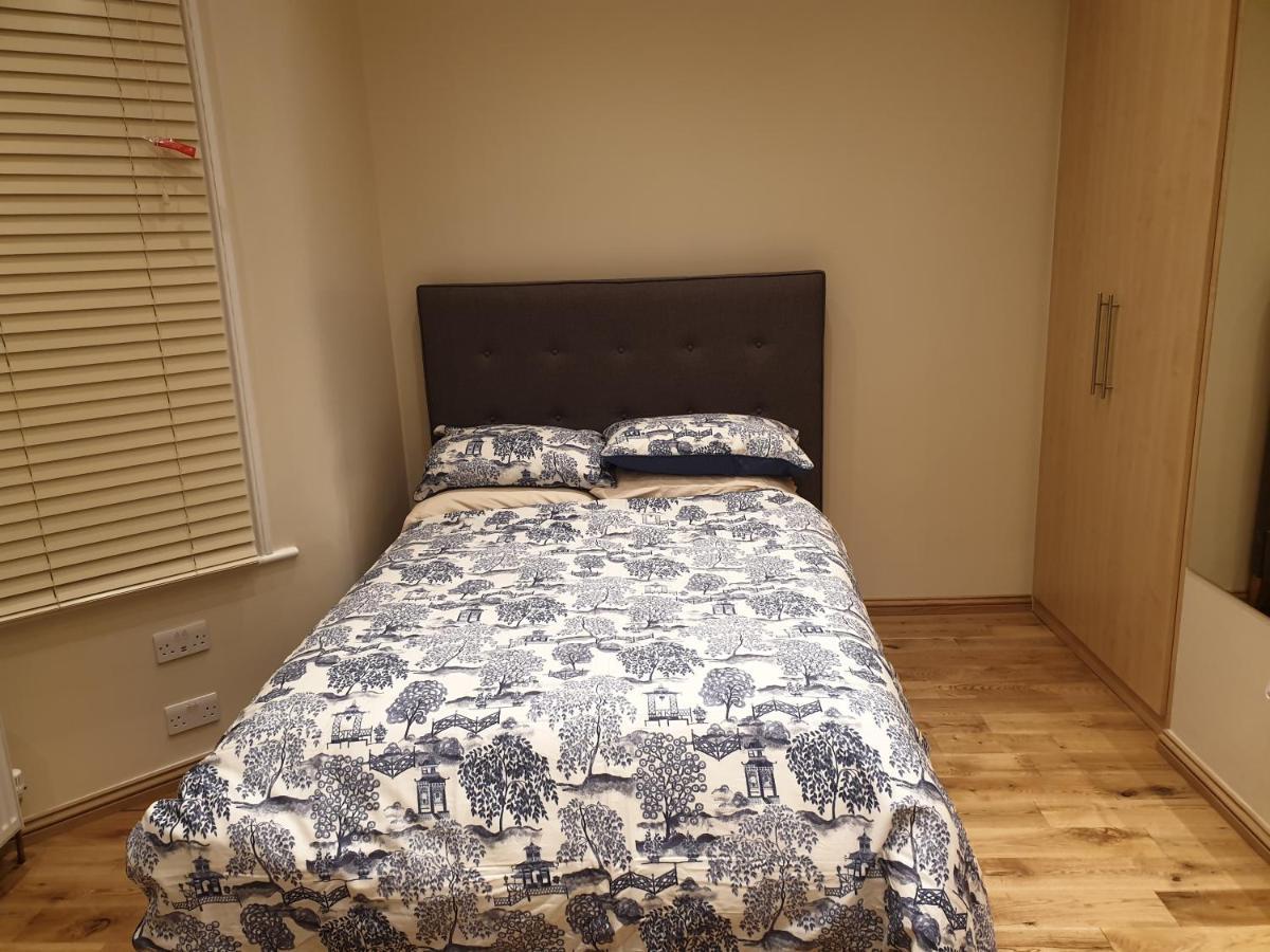 London Luxury Apartments 3 Bedroom Sleeps 8 With 3 Bathrooms 4 Mins Walk To Tube Free Parking イルフォード エクステリア 写真