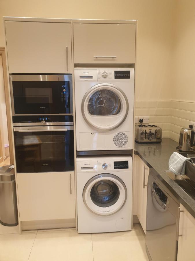 London Luxury Apartments 3 Bedroom Sleeps 8 With 3 Bathrooms 4 Mins Walk To Tube Free Parking イルフォード エクステリア 写真