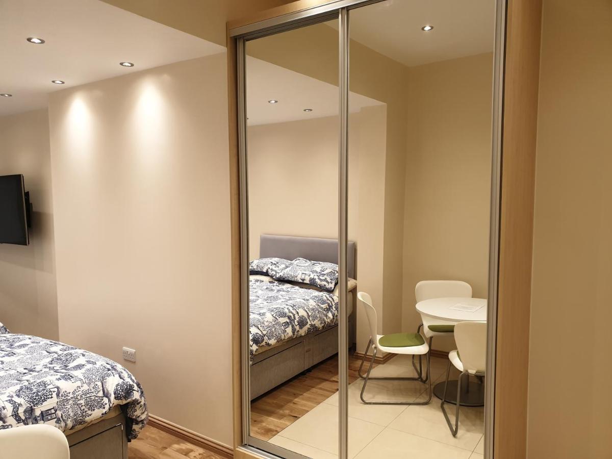 London Luxury Apartments 3 Bedroom Sleeps 8 With 3 Bathrooms 4 Mins Walk To Tube Free Parking イルフォード エクステリア 写真