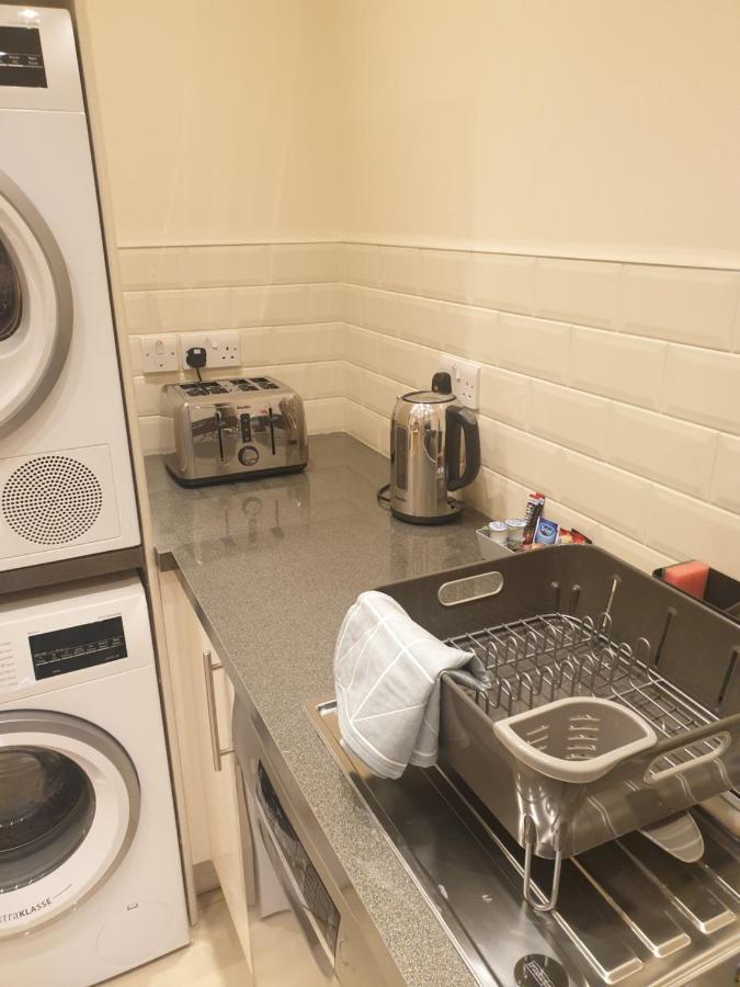 London Luxury Apartments 3 Bedroom Sleeps 8 With 3 Bathrooms 4 Mins Walk To Tube Free Parking イルフォード エクステリア 写真