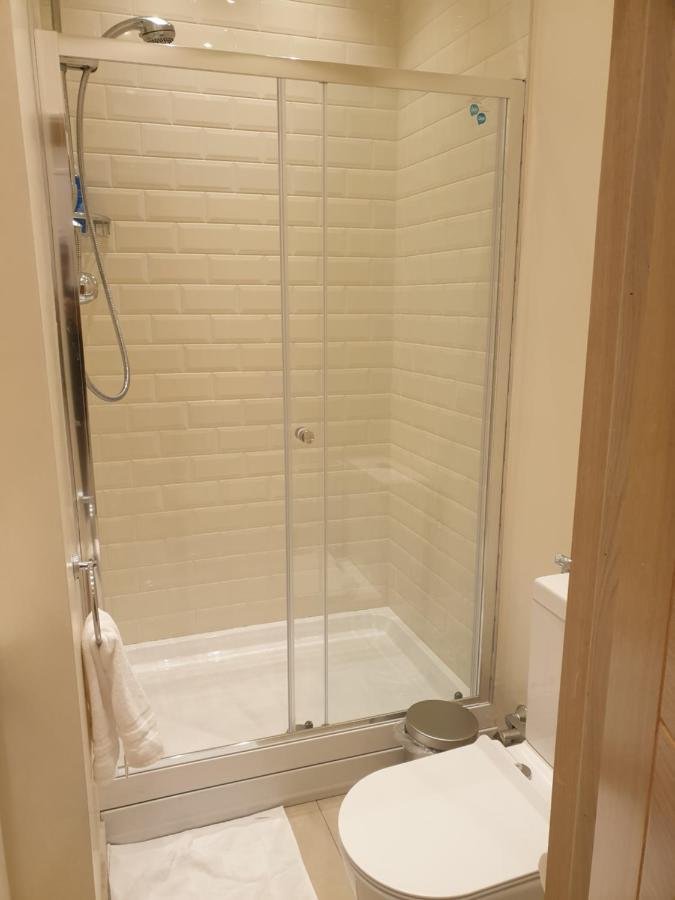 London Luxury Apartments 3 Bedroom Sleeps 8 With 3 Bathrooms 4 Mins Walk To Tube Free Parking イルフォード エクステリア 写真