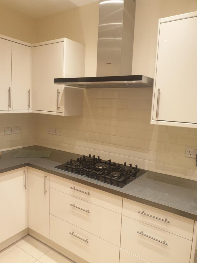 London Luxury Apartments 3 Bedroom Sleeps 8 With 3 Bathrooms 4 Mins Walk To Tube Free Parking イルフォード エクステリア 写真