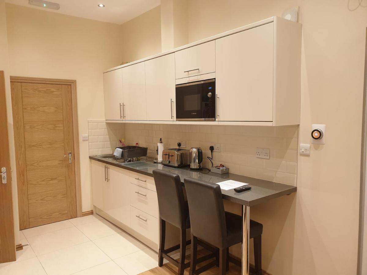 London Luxury Apartments 3 Bedroom Sleeps 8 With 3 Bathrooms 4 Mins Walk To Tube Free Parking イルフォード エクステリア 写真