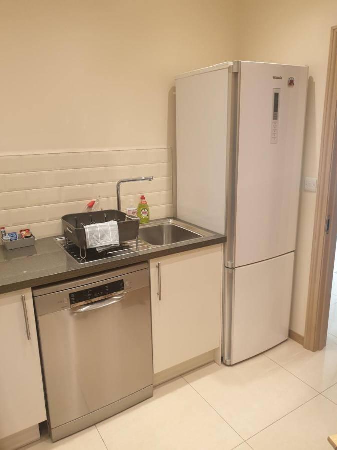London Luxury Apartments 3 Bedroom Sleeps 8 With 3 Bathrooms 4 Mins Walk To Tube Free Parking イルフォード エクステリア 写真